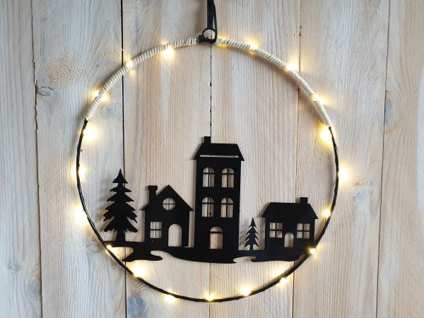 LED Metall Ring 30cm schwarz mit Haus Landschaft Batterie Timer