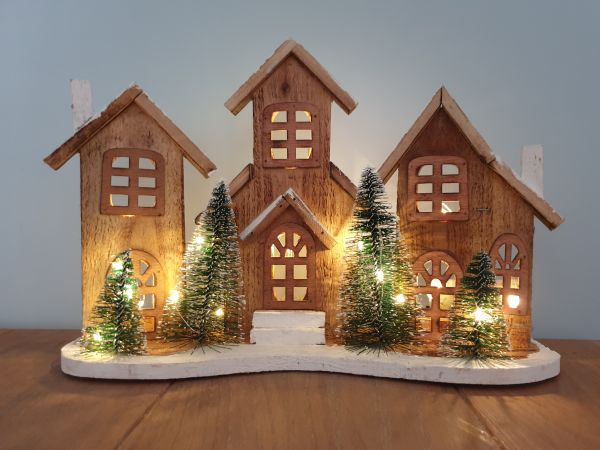 LED Haus Holz Häuser Landschaft mit Licht Batterie Braun Tannenbaum 38cm x 27cm